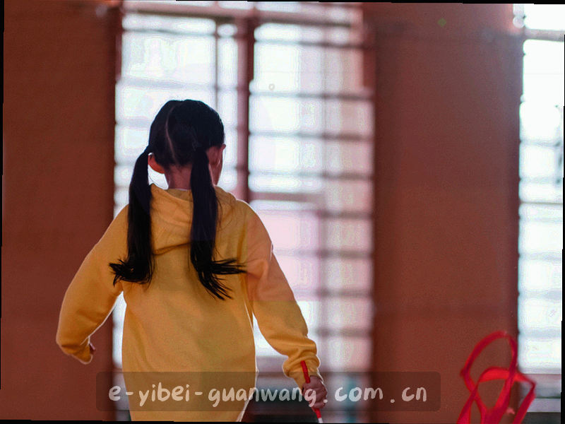 夜晚灯火通明的体育场俯瞰图